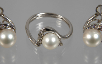 Paar Ohrstecker und Ring mit Perlen und Brillanten