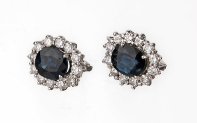Pair of 14 kt gold sapphire-brilliant-earrings , WG 585/000, 2...