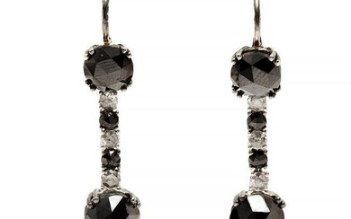 Pair of long earrings with movement in 18 kt white gold, with alternating black and white diamonds