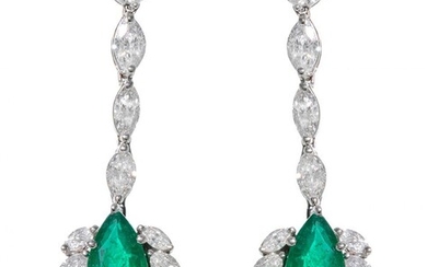 Pair of long earrings with movement in 18kt white gold, with knob-cut emeralds 4.07ct.