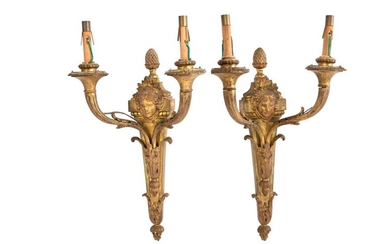Paire d'appliques en bronze anciennement doré et ciselé de style Louis XVI à deu