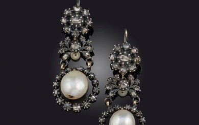 Paire de boucles d'oreilles en perles naturelles et diamants, chacune à pendentif, suspendant une perle...