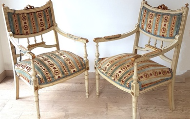 Paire de fauteuils en bois mouluré, sculpté et laqué blanc et or, dossier à bandeau...