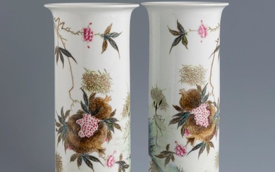 Paire de vases. Chine, dynastie Qing, XIXe siècle. Porcelaine blanche peinte à la main. Calligraphie...