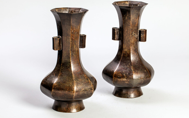 Paire de vases à corps octogonal serti d'anses cylindriques...