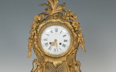 Pendule de style Louis XV ; fin du XIXe siècle. Bronze doré. Cadran signé. La...