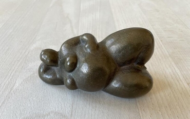 Pernille Brethvad (b. 1954) A bronze sculpture in the shape of a woman. Signed P. Brethvad. H. 6. L. 11 cm. This lot is subject to Artist's Royalty. Artist’s Royalty In accordance with Danish copyright law, an additional royalty fee is to be...