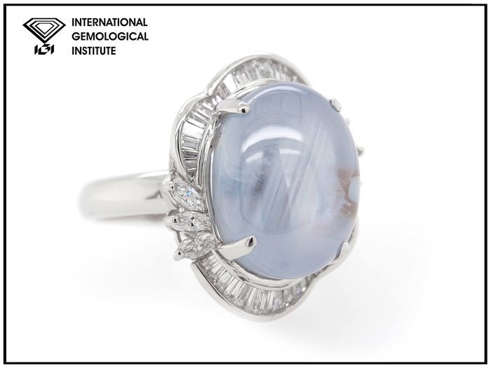 Platinum - Ring - 19.00 ct Sapphire - 0.75 ct Diamond - No Reserve Price