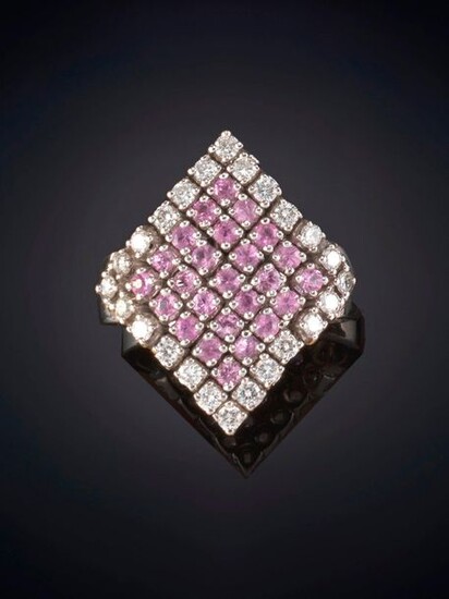 RING WITH A RHOMBUS-SHAPED FRONT SET WITH WHITE AND PINK DIAMONDS. Frame in 19k white gold. Output: 1.080,00 Euros. (179.697 Ptas.)