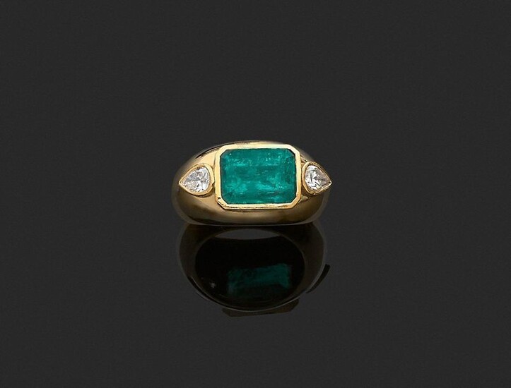 RING in 750 thousandths yellow gold, adorned with a rectangular emerald with cut sides set between two pear diamonds. Finger size : 52. Gross weight : 12,4 g. Presumed weight of the emerald about 3,80 to 4,20 ct. Yellow gold ring set with a...