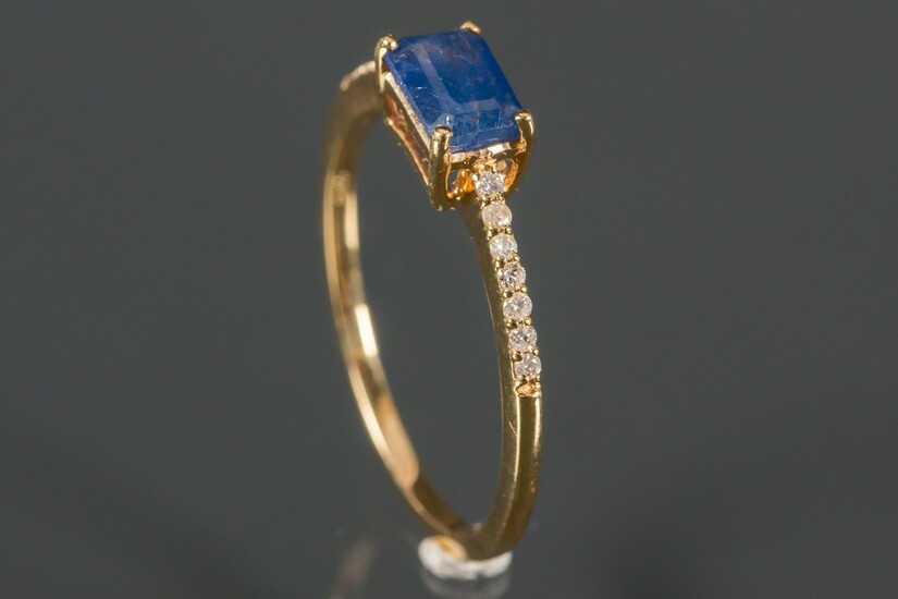 Ring in 14K gold adorned with sapphire and diamonds 0.20 ct