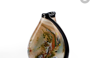 Robert PIERINI (France, né en 1950) Vase en verre soufflé polychrome, sur son pied en...