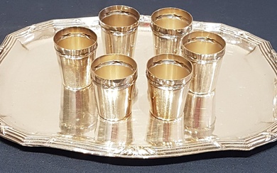 Service à liqueur en métal argenté comprenant six gobelets et un plateau décor rubanné