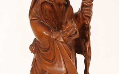 Shou lao à la bicheBois sculpté. Chine, fin XIXe sicèle.H. 35 cm.