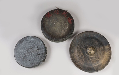 TIBET. Réunion de trois Gongs en bronze utilisés dans les rites bouddhistes. Diam : 30,5...