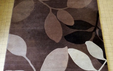 Tapis rectangulaire en laine à décor végétal sur un camaïeux brun. 290 x 201 cm...