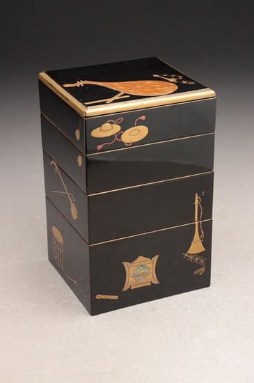 Tiered box (1) - Gold, Lacquer, Wood - Charming tired box with various music instruments design - including original tomobako - Japan - Meiji period (1868-1912)