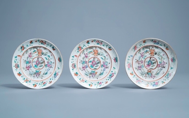 Trois assiettes en porcelaine de Chine famille rose à décor de figures dans un jardin, 19ème siècle