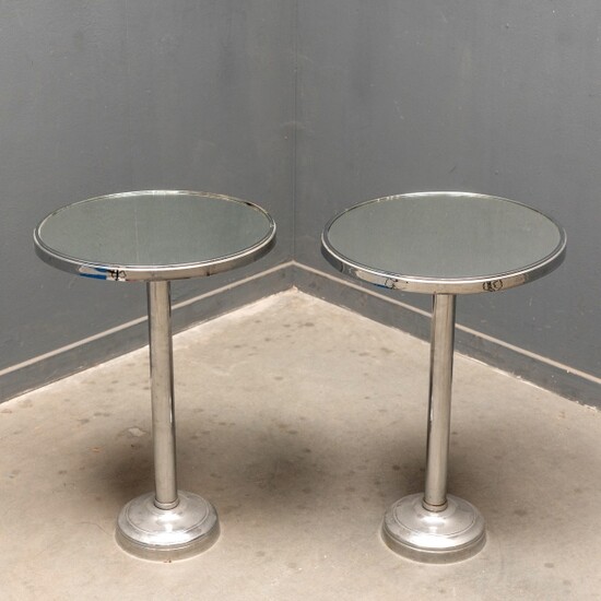Twee verchroomde wijntafeltjes met ronde spiegelbladen, circa 1980 -gebruikssporen-,...