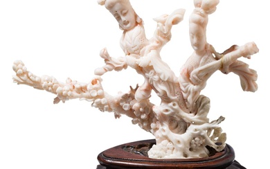 Une sculpture chinoise en corail, 20e siècle Groupe sculpté de manière réaliste de deux femmes,...