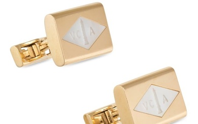 VAN CLEEF & ARPELS, A PAIR OF MOTHER OF PEARL CUFFLINKS in 18ct yellow gold, each comprising a