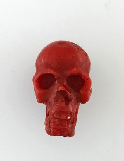 Vanity in chiselled coral, L 2,5cm, Weight: 7,67g...