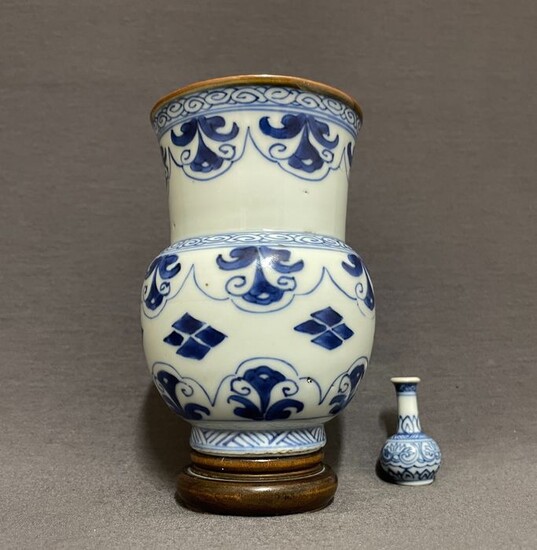 Vase - Porcelain - Chinese - Zhadou - Floral and geometrical patterns - Rare and fine - China - Kangxi (1662-1722)