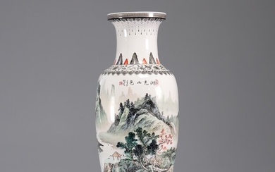 Vase d'artiste à décor de montagnes Poids: 2.63 kg Région: Chine Dimensions: H=440mm D=190mm Etat:...