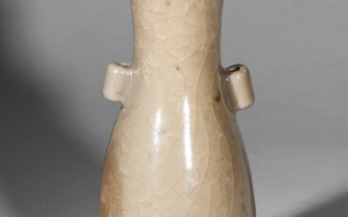 Vase de forme Hu serti de deux anneaux cylindriques...