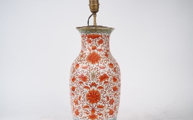 Vase en porcelaine émaillée, décor corail de fleurs de lotus, de rinceaux feuillagés ; guirlandes...