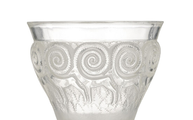 Vase en verre moulé-pressé signé Lalique, modèle Rennes. Modèle créé en 1933, non continué après 1951, h.12,5 cmIn: MARCILHAC, n°1