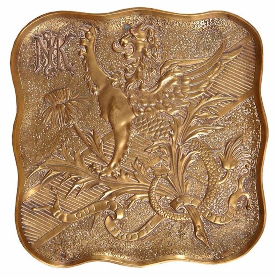 Vide poche en bronze à patine dorée monogrammé de M & K pour Majorelle et Kreitz. Aux armes et à la devise de la Lorraine. 30 x 30 cm.