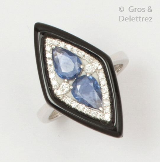 White gold "Diamond" ring, adorned with pear-shaped sapphires cut in briolette in a double surround of brilliant-cut diamonds and onyx. Finger size: 52. P. Rough: 4.4g.
