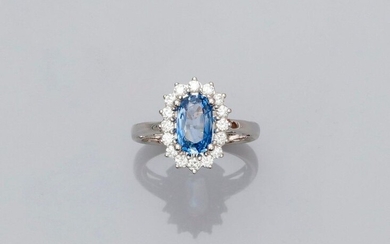 White gold ring, 750 MM, centered on an oval sapphire weighing 1.60 carat in a row of brilliants, total about 0.50 carat, 14 x 11 mm, size: 52, weight: 4.45gr. gross.