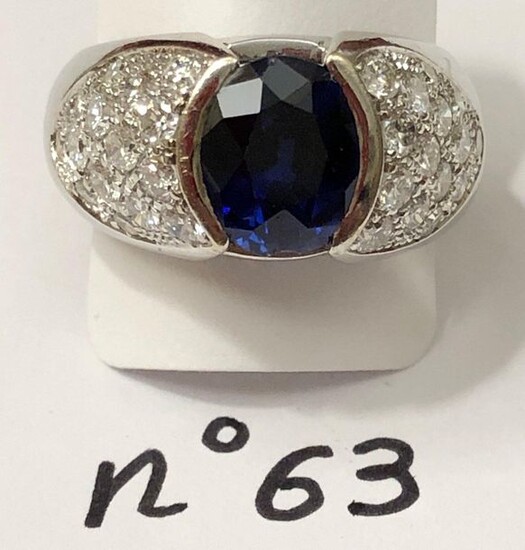 White gold ring, set with a sapphire, calibrating ~ 2.60cts...