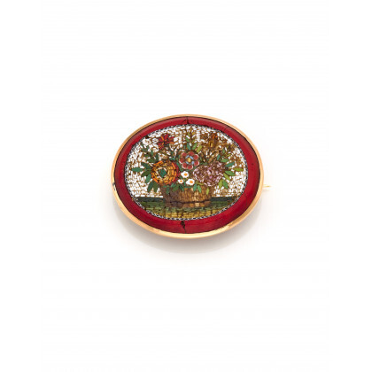 Yellow gold brooch with micromosaic on red jasper, g 6.69 circa, length cm 3.10 circa. (defects)