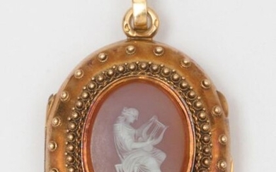 Yellow gold pendant " Porte-photo ", decorated with a cameo on agate representing a woman playing the lyre. Length : 5cm. Weight : 22,3g.