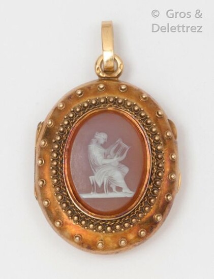 Yellow gold pendant " Porte-photo ", decorated with a cameo on agate representing a woman playing the lyre. Length : 5cm. Weight : 22,3g.