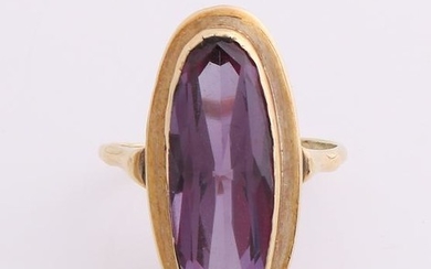 Yellow gold ring, 585/000 with amethyst. Ring with
