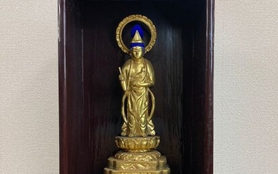 Zushi 厨子 (miniature shrine) of Kannon bosatsu 観音菩薩 (Bodhisattva Avalokitesvara) - Natural solid wood and lacquered gold - Japan - ca 1930-40 (Early Showa period)