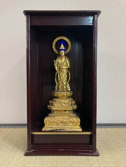 Zushi 厨子 (miniature shrine) of Kannon bosatsu 観音菩薩 (Bodhisattva Avalokitesvara) - Natural solid wood and lacquered gold - Japan - ca 1930-40 (Early Showa period)
