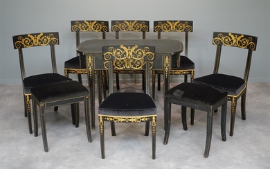 (-), laqué tafel met goudbeschilderd decor van ranken...