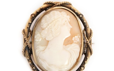A cameo brooch set with carved cameo, mounted in 14k gold. L. 4.5 cm.