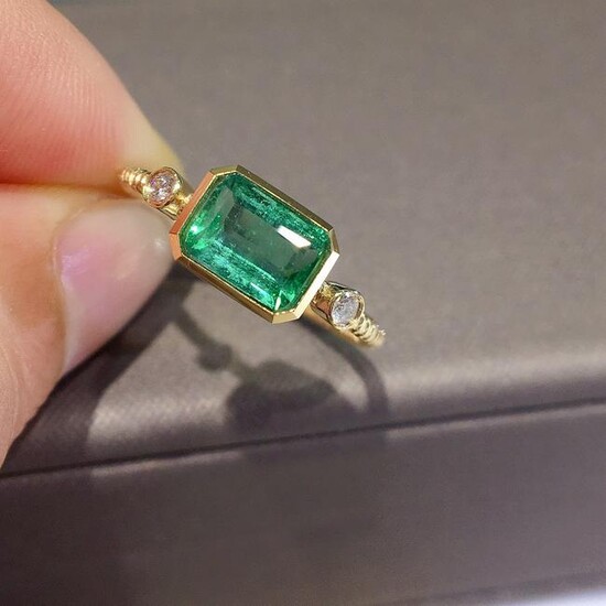18K Yellow Gold 1.04ct Emerald & Diamond Ring