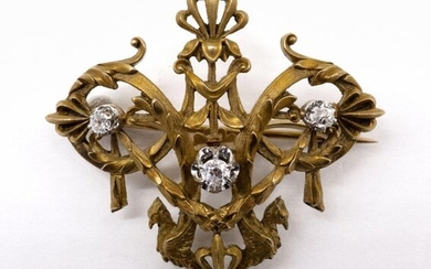 18K yellow gold EMPIRE STYLE BROCHURE with griffins in a vegetal decoration holding three old cut diamonds. French work. Dimensions : 4 x 3.7 cm. Gross weight : 10.72 gr. A gold empire brooch style.