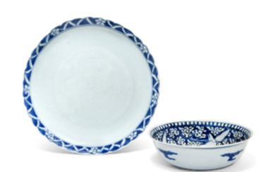 A BLUE AND WHITE 'CRANE' BOWL AND A BLUE AND WHITE ANHUA FOLIATE DISH, 16TH-17TH CENTURY