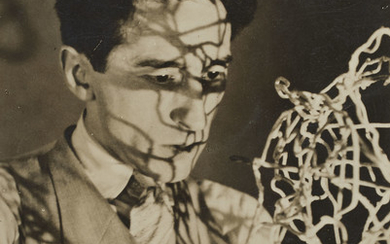 MAN RAY (1890-1976), Jean Cocteau et son autoportrait en fil de fer, c. 1925