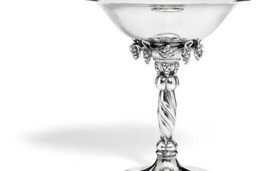 Georg Jensen: A large sterling silver tazza with grapes and hammered surface. H. 27 cm.