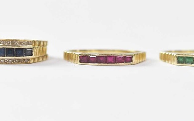 A 14ct yellow gold ring with two rows of tiny...
