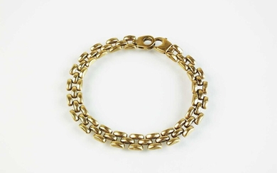 A 9ct gold three bar brick link bracelet